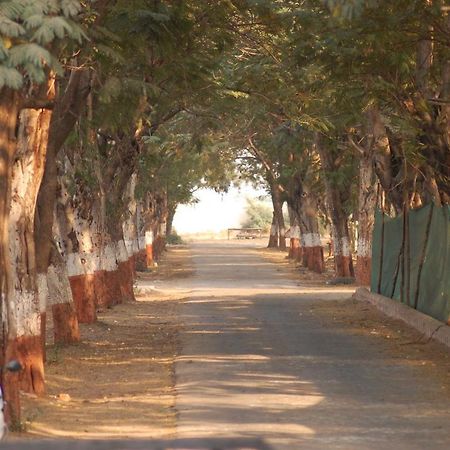 Laxmi Film City Resort Vadodara Buitenkant foto
