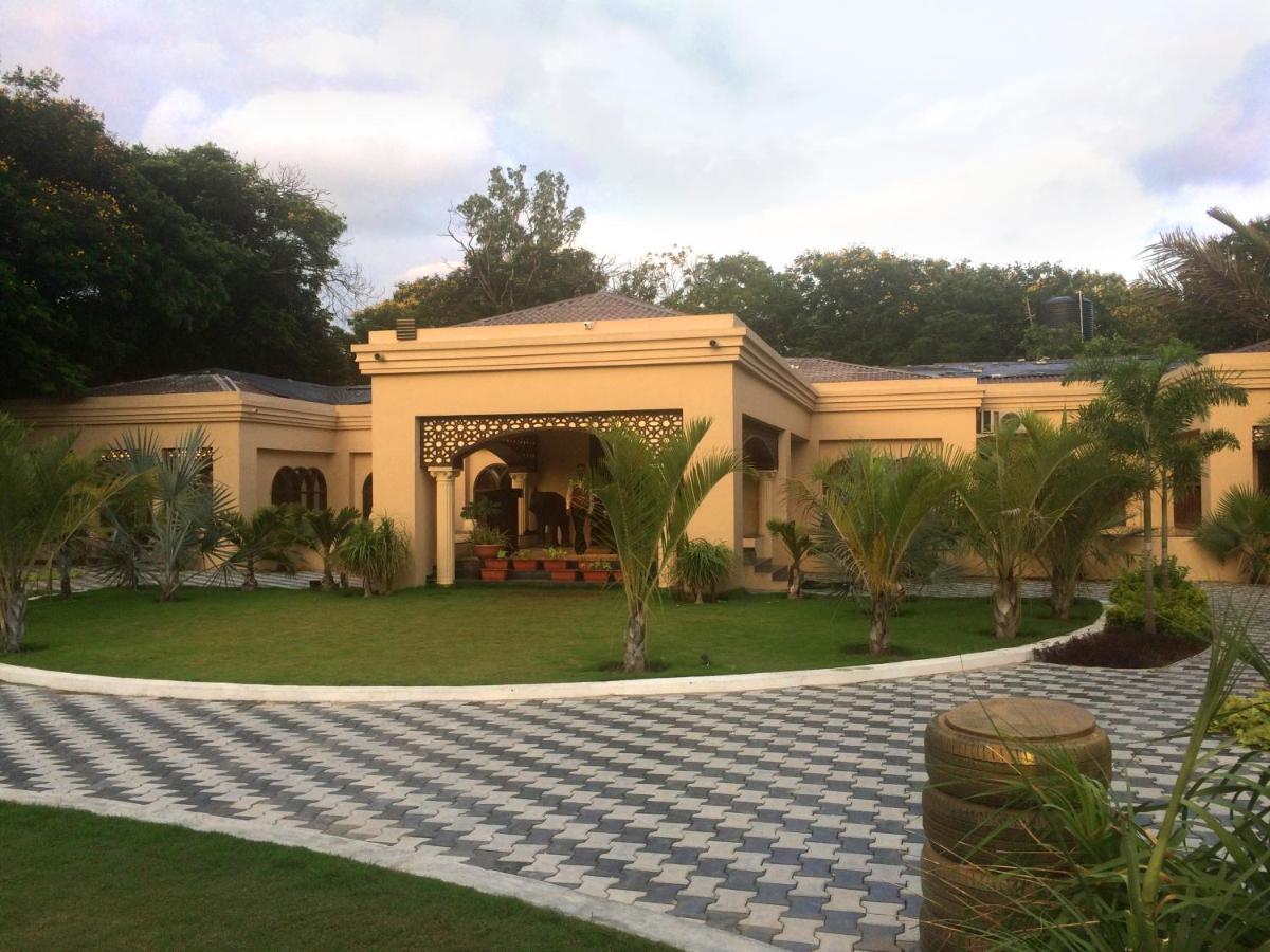 Laxmi Film City Resort Vadodara Buitenkant foto