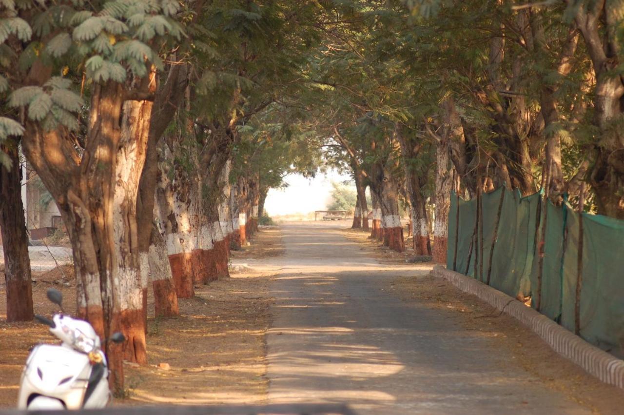 Laxmi Film City Resort Vadodara Buitenkant foto
