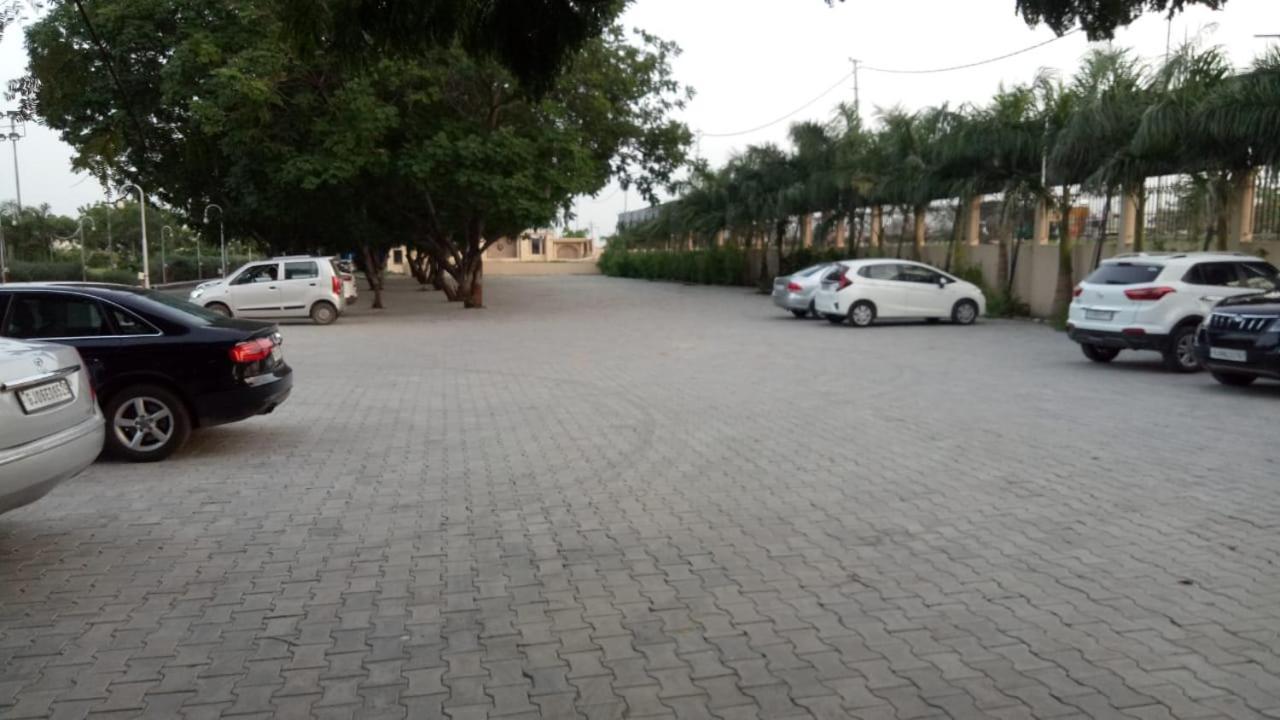 Laxmi Film City Resort Vadodara Buitenkant foto