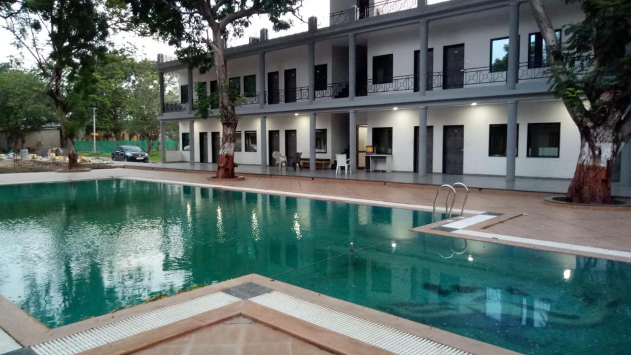 Laxmi Film City Resort Vadodara Buitenkant foto